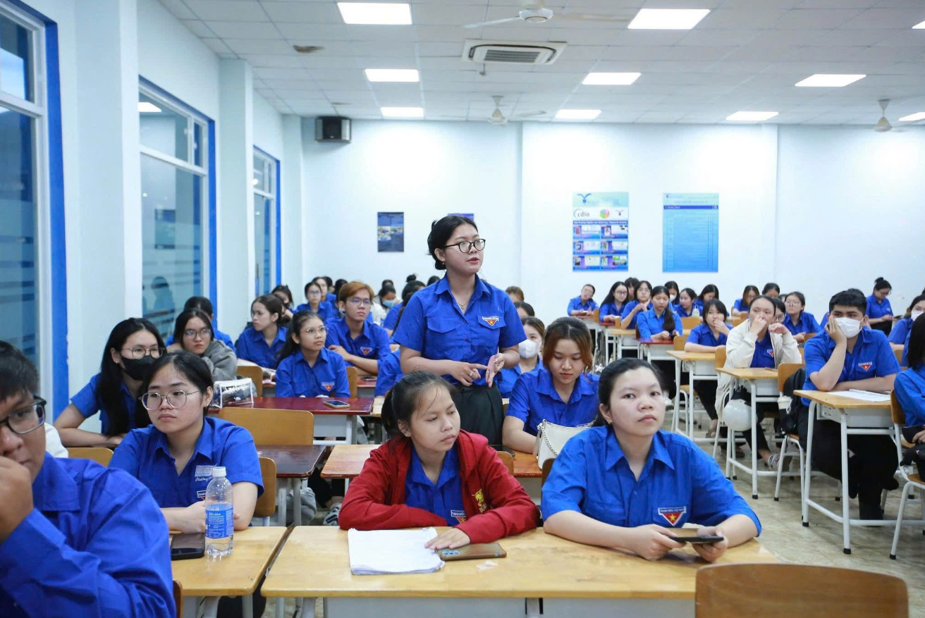 SINH HOẠT CHUYÊN ĐỀ CÂU LẠC BỘ LÝ LUẬN TRẺ TRƯỜNG ĐẠI HỌC THỦ DẦU MỘT